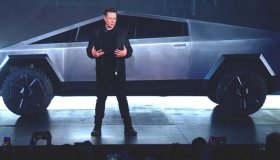 Ο Elon Musk παρουσίασε το Tesla Cybertruck που θυμίζει εποχές PS1