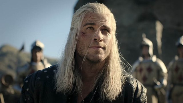 liam-hemsworth-as-geralt-smiling-slightly-in-the-witcher-season-4